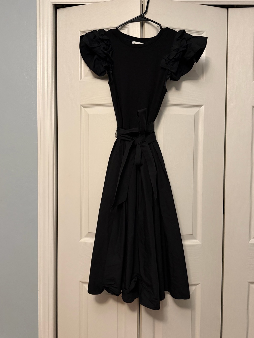 Gibson Latimer Black Ruffle-Sleeve Midi Dress with Waist Tie